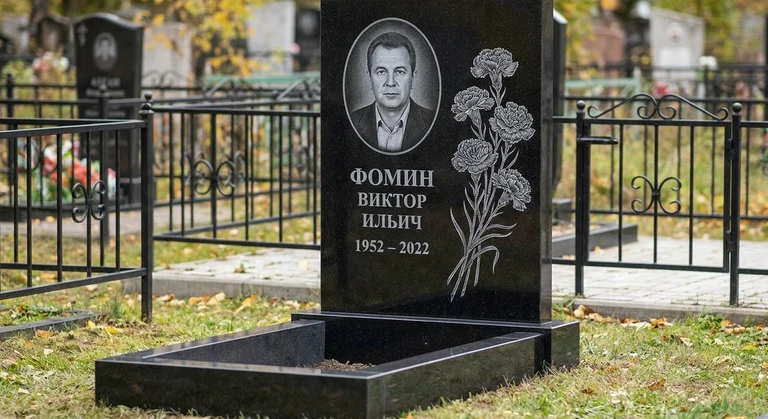Гравировка гвоздик на памятник в Барнауле — пример работы на граните