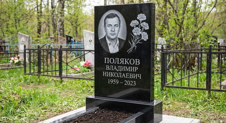 Памятник с гравировкой гвоздик — выполненная работа «Поляков» в Барнауле