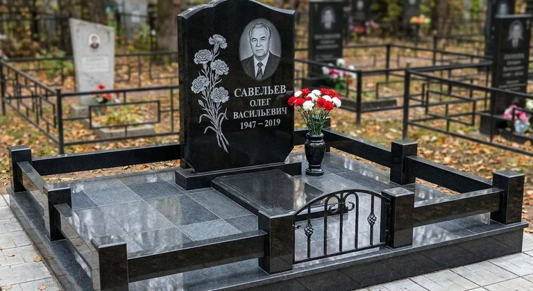 Памятник с гравировкой гвоздик — выполненная работа «Савельев» в Барнауле