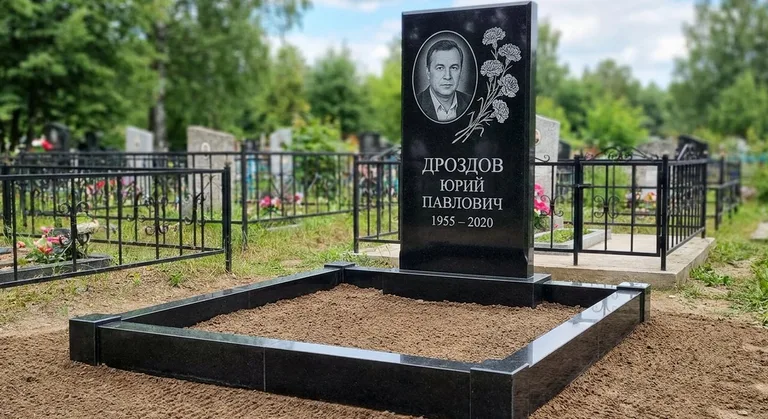 Памятник с гравировкой гвоздик — выполненная работа «Дроздов» в Барнауле
