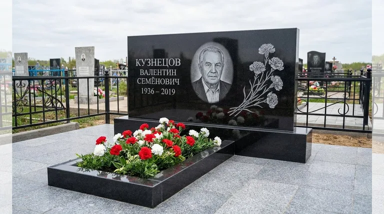 Памятник с гравировкой гвоздик — выполненная работа «Кузнецов» в Барнауле