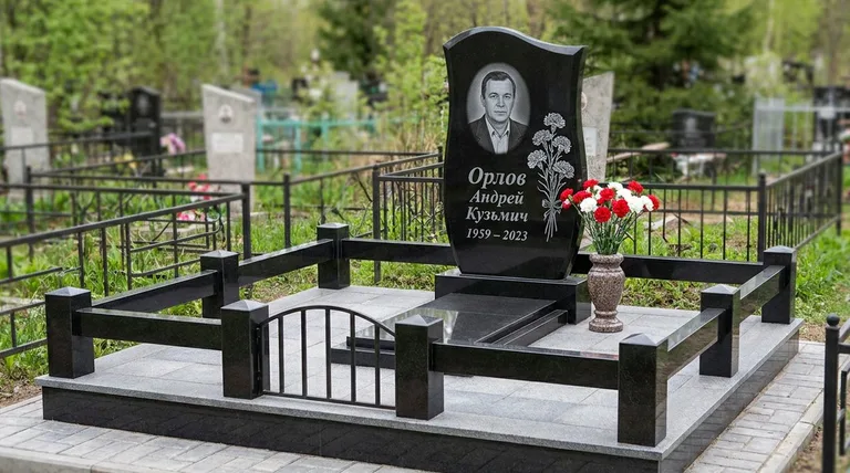 Памятник с гравировкой гвоздик — выполненная работа «Орлов» в Барнауле