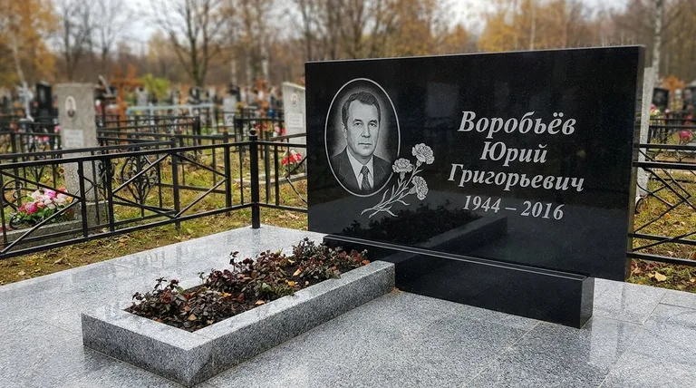 Памятник с гравировкой гвоздик — выполненная работа «Воробьёв» в Барнауле