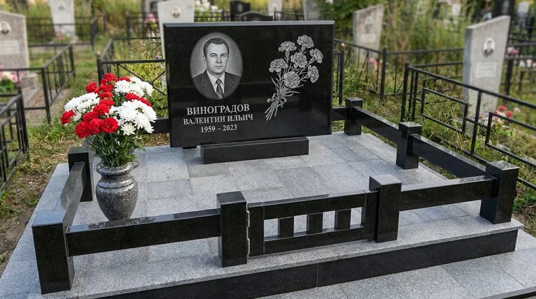 Памятник с гравировкой гвоздик — выполненная работа «Виноградов» в Барнауле