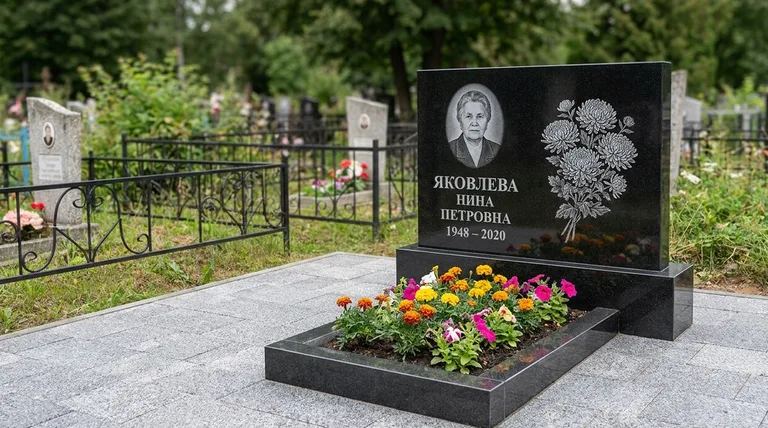Памятник с гравировкой хризантем — выполненная работа «Соколов» в Барнауле