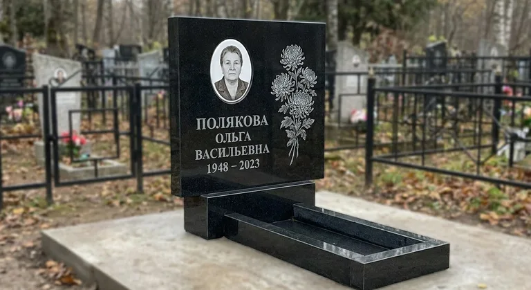 Памятник с гравировкой хризантем — выполненная работа «Полякова» в Барнауле
