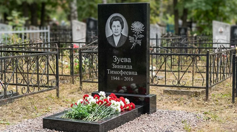 Памятник с гравировкой хризантем — выполненная работа «Зуева» в Барнауле