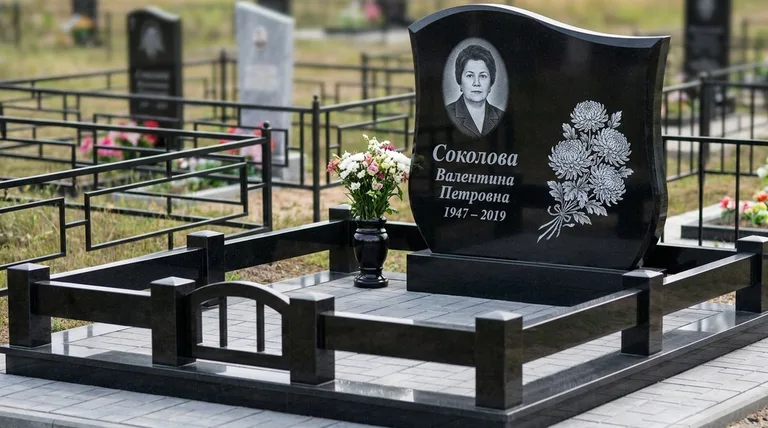 Памятник с гравировкой хризантем — выполненная работа «Соколова» в Барнауле