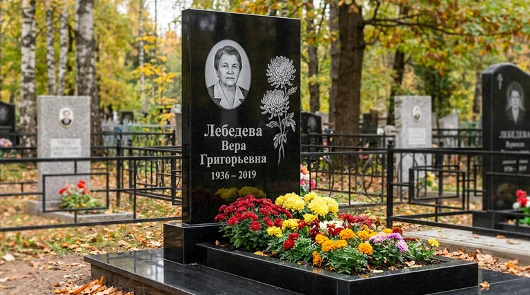 Памятник с гравировкой хризантем — выполненная работа «Лебедева» в Барнауле