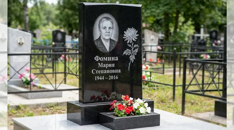 Памятник с гравировкой хризантем — выполненная работа «Фомина» в Барнауле