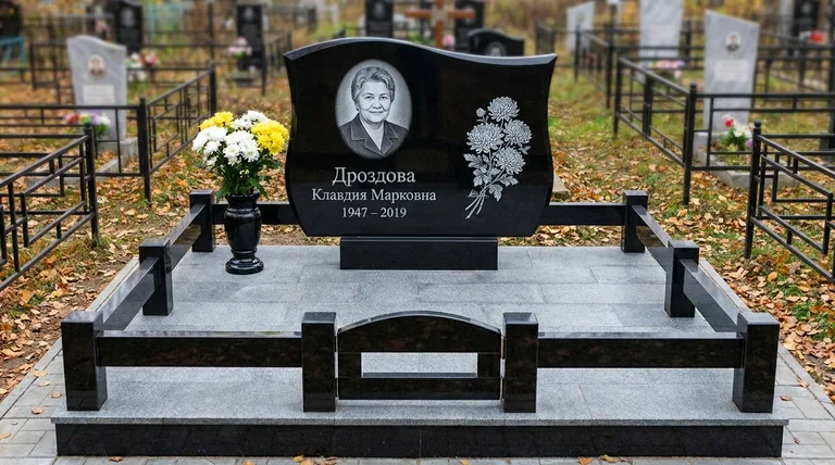 Памятник с гравировкой хризантем — выполненная работа «Дроздова» в Барнауле