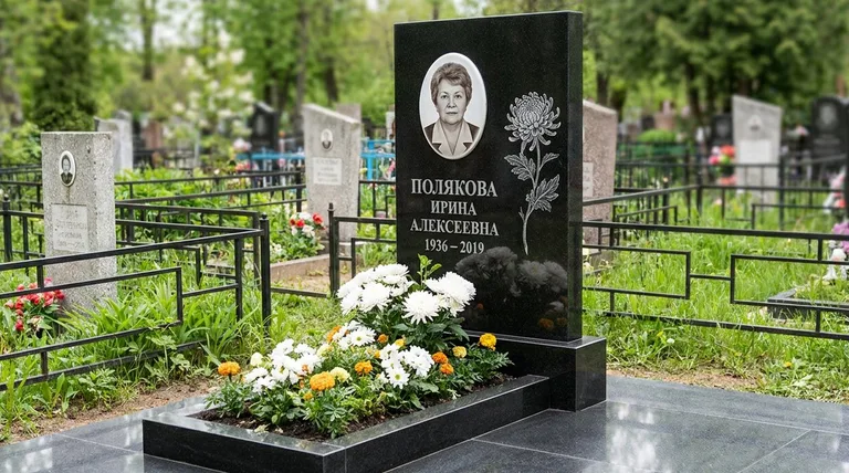 Памятник с гравировкой хризантем — выполненная работа «Полякова» в Барнауле