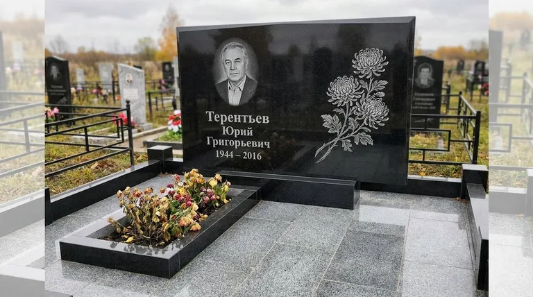 Памятник с гравировкой хризантем — выполненная работа «Терентьев» в Барнауле