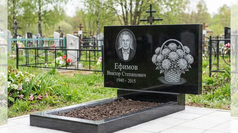 Памятник с гравировкой хризантем — выполненная работа «Ефимов» в Барнауле