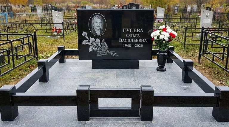Памятник с гравировкой калл — выполненная работа «Гусева» в Барнауле