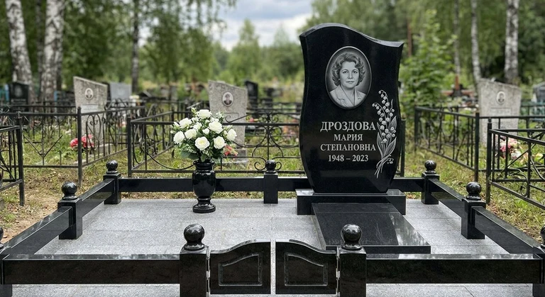 Гравировка ландышей на памятник в Барнауле — пример работы на граните