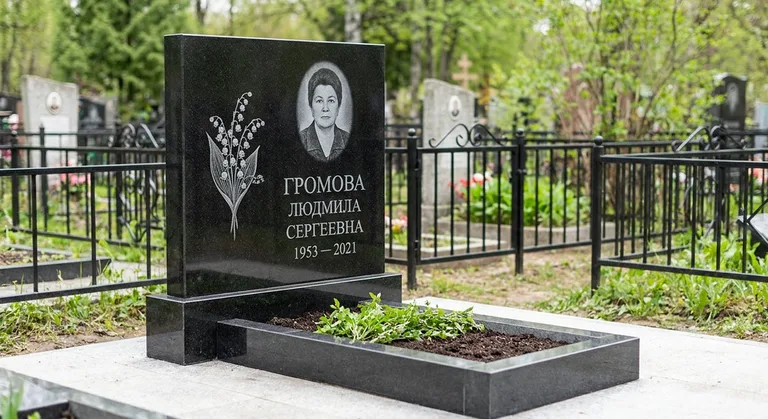 Памятник с гравировкой ландышей — выполненная работа «Громова» в Барнауле