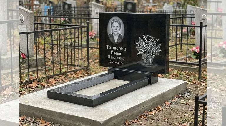 Памятник с гравировкой ландышей — выполненная работа «Тарасова» в Барнауле