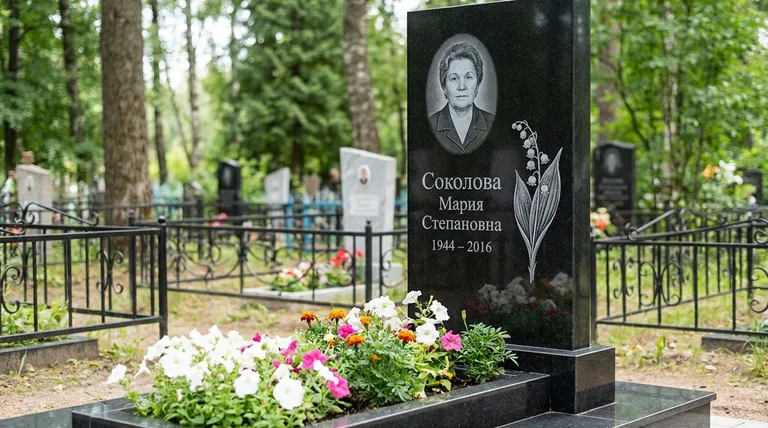 Памятник с гравировкой ландышей — выполненная работа «Соколова» в Барнауле