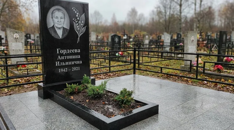 Памятник с гравировкой ландышей — выполненная работа «Гордеева» в Барнауле
