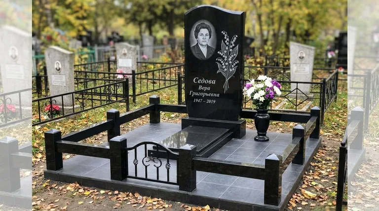Памятник с гравировкой ландышей — выполненная работа «Седова» в Барнауле