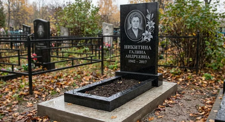 Памятник с гравировкой лилий — выполненная работа «Никитина» в Барнауле