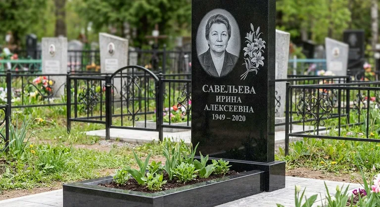Памятник с гравировкой лилий — выполненная работа «Савельева» в Барнауле