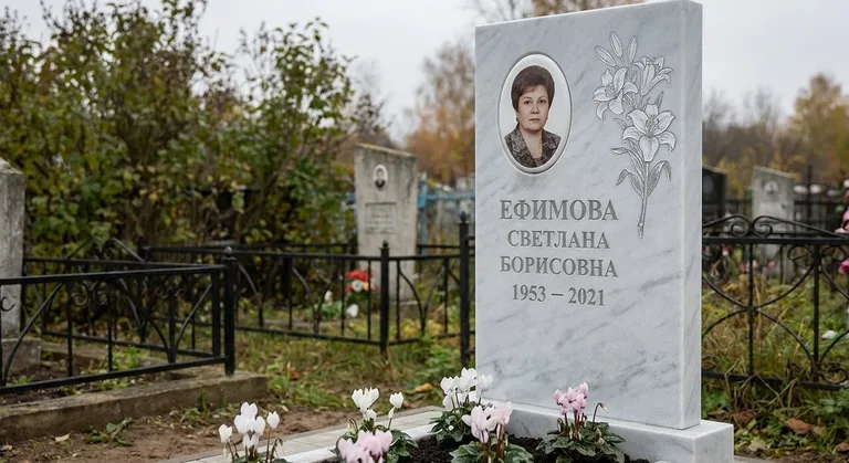 Памятник с гравировкой лилий — выполненная работа «Ефимова» в Барнауле