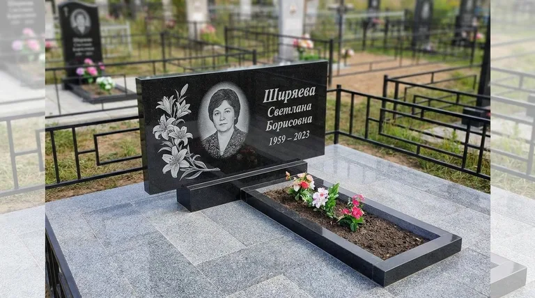 Памятник с гравировкой лилий — выполненная работа «Ширяева» в Барнауле