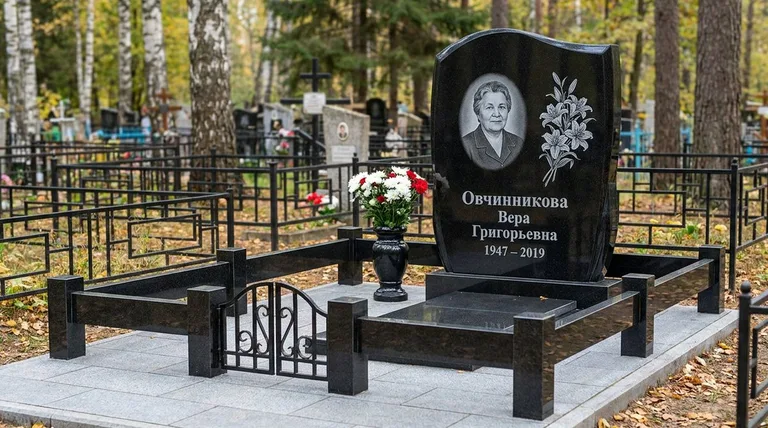 Памятник с гравировкой лилий — выполненная работа «Овчинникова» в Барнауле