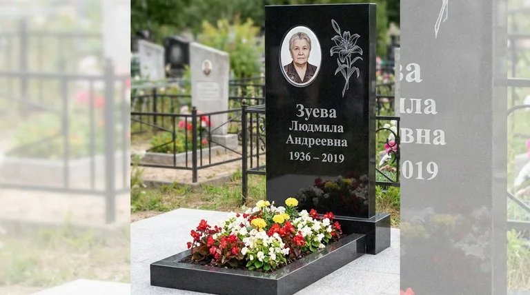 Памятник с гравировкой лилий — выполненная работа «Зуева» в Барнауле