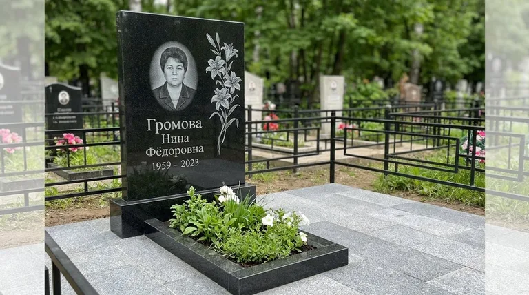 Памятник с гравировкой лилий — выполненная работа «Громова» в Барнауле