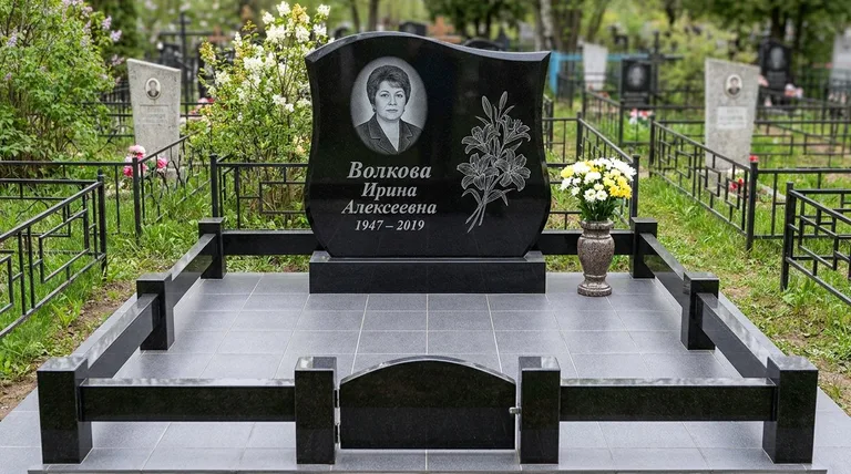 Памятник с гравировкой лилий — выполненная работа «Волкова» в Барнауле