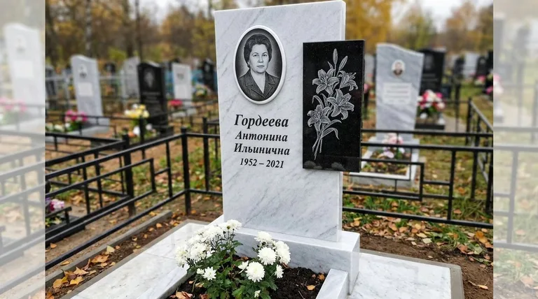Памятник с гравировкой лилий — выполненная работа «Гордеева» в Барнауле