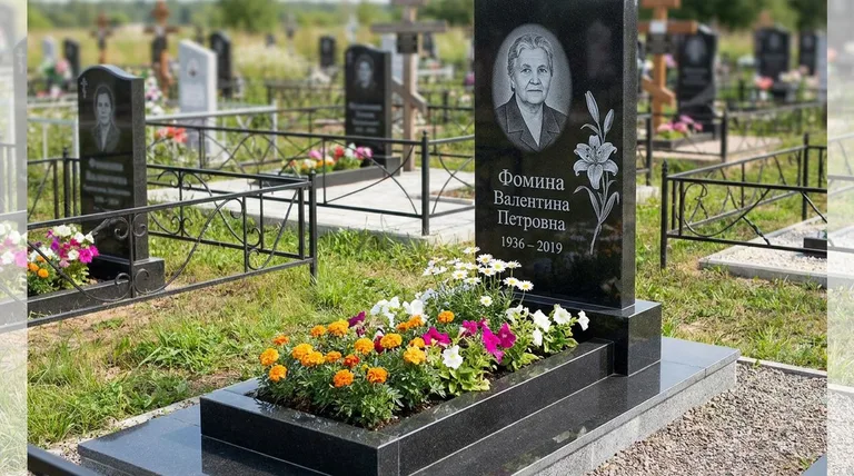 Памятник с гравировкой лилий — выполненная работа «Фомина» в Барнауле