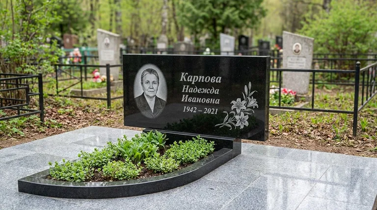 Памятник с гравировкой лилий — выполненная работа «Карпова» в Барнауле