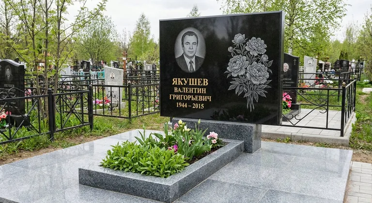 Памятник с гравировкой пионов — выполненная работа «Якушев» в Барнауле