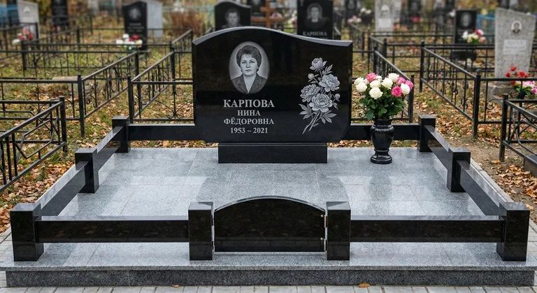 Памятник с гравировкой пионов — выполненная работа «Карпова» в Барнауле
