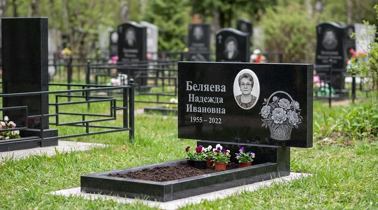 Памятник с гравировкой пионов — выполненная работа «Беляева» в Барнауле