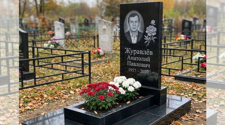 Памятник с гравировкой пионов — выполненная работа «Журавлёв» в Барнауле