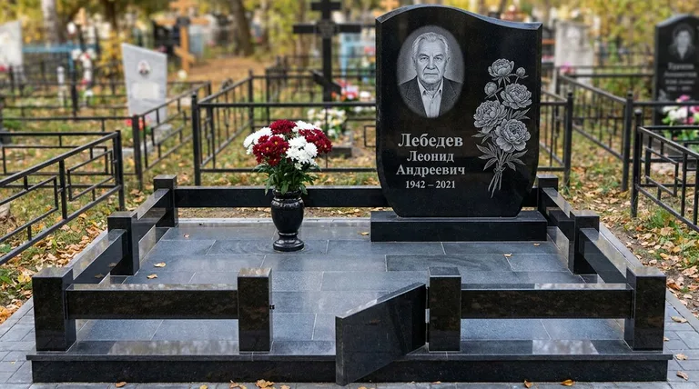 Памятник с гравировкой пионов — выполненная работа «Лебедев» в Барнауле