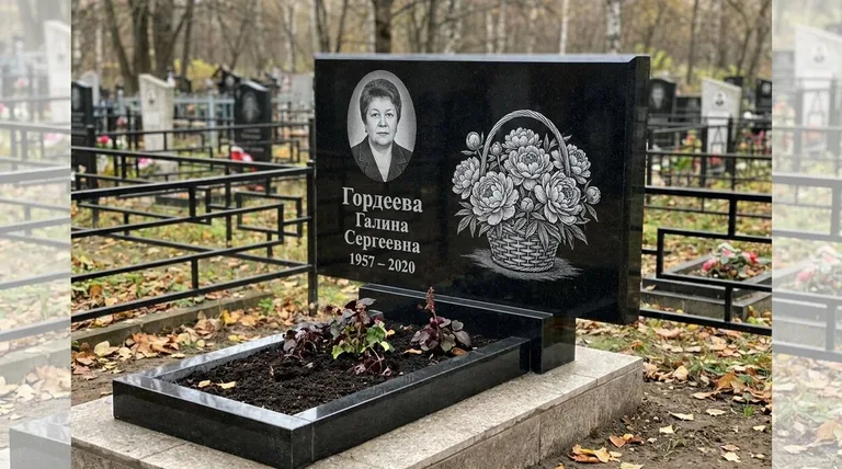 Памятник с гравировкой пионов — выполненная работа «Гордеева» в Барнауле