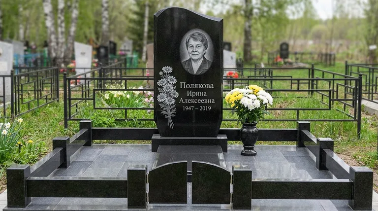 Памятник с гравировкой ромашек — выполненная работа «Полякова» в Барнауле
