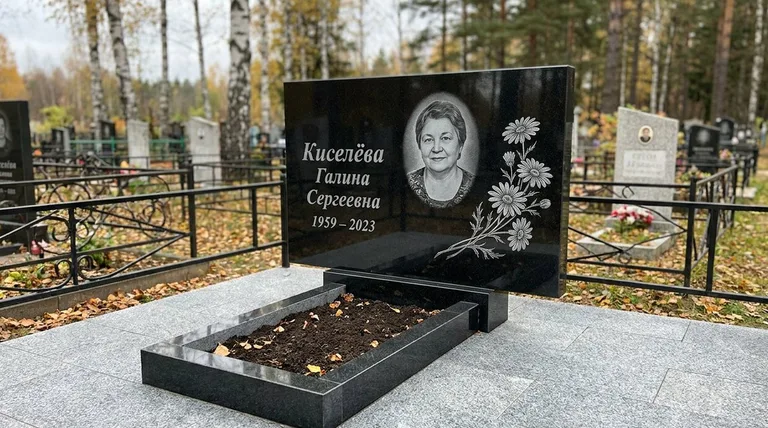 Памятник с гравировкой ромашек — выполненная работа «Киселёва» в Барнауле