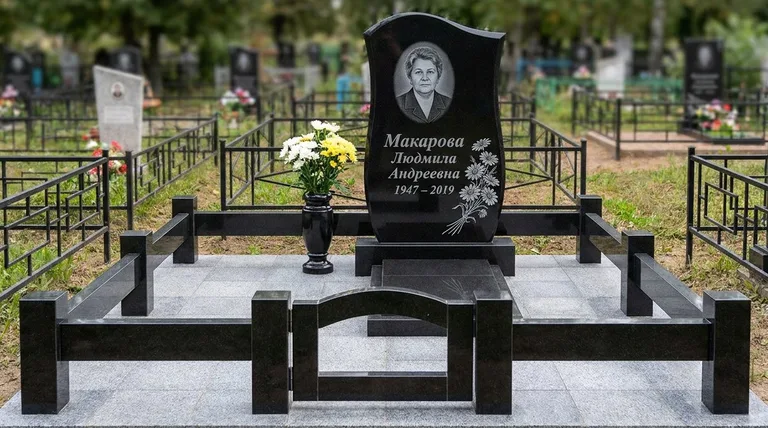Памятник с гравировкой ромашек — выполненная работа «Макарова» в Барнауле