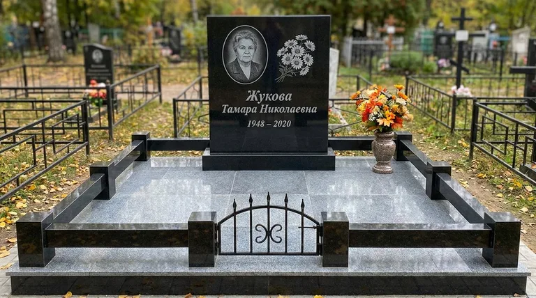 Памятник с гравировкой ромашек — выполненная работа «Жукова» в Барнауле