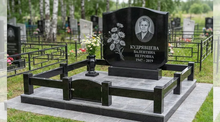 Памятник с гравировкой ромашек — выполненная работа «Кудрявцева» в Барнауле