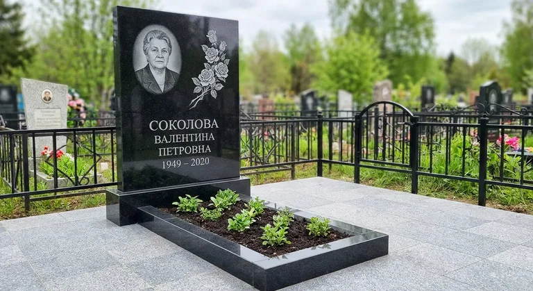 Памятник с гравировкой роз — выполненная работа «Соколова» в Барнауле