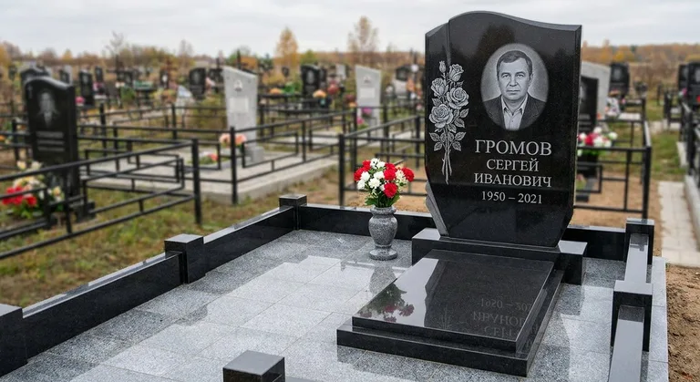 Памятник с гравировкой роз — выполненная работа «Громов» в Барнауле