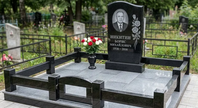 Памятник с гравировкой роз — выполненная работа «Никитин» в Барнауле